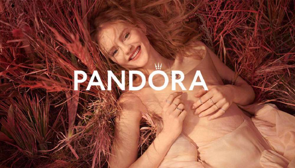 飾品故事 - 潘朵拉 PANDORA 的品牌故事介紹 - 一個以串珠手鍊飾品襲捲世界的三大珠寶商之一 - 最自然的濾鏡 | 迪希雅 deesir