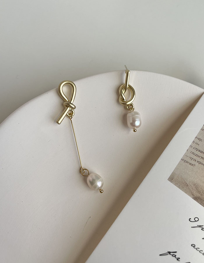 垂墜式 - 不對稱打結珍珠耳環 - 輕奓生活x平價飾品 | 迪希雅 deesir 飾品 💍