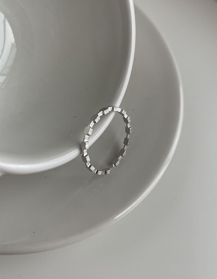 單戒指 - 極細小方塊戒指 - 輕奓生活x平價飾品 | 迪希雅 deesir 飾品 💍